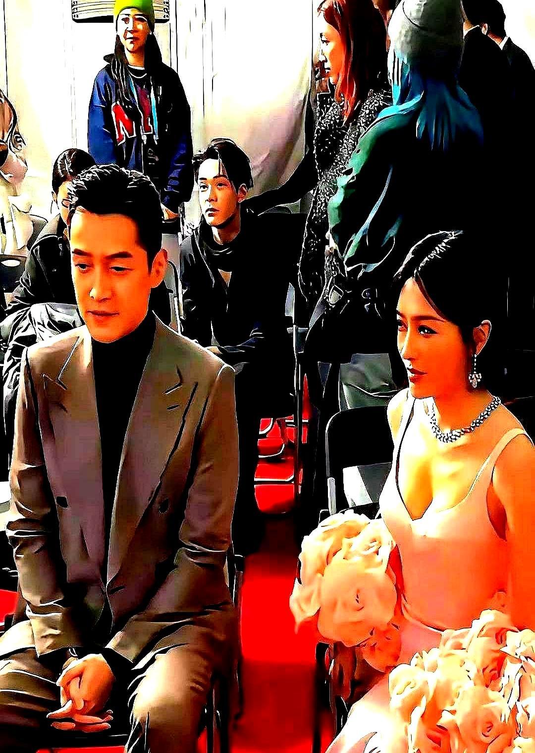 能让胡歌眼神躲闪，喉结滚动的，只有秦岚的腰了。
 
那件香槟色鱼尾裙，前后改了八