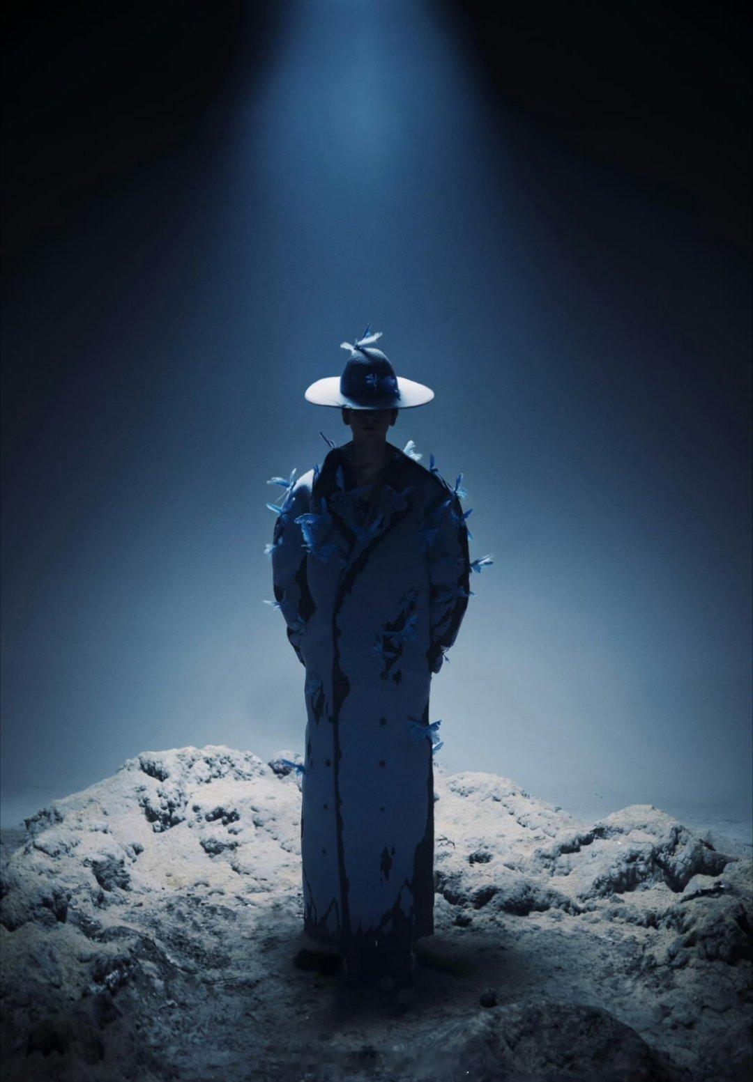 #张凌赫蓝色蝴蝶高定#蝴蝶作饰，张凌赫宛如从画中走出的贵公子。蓝色高定尽显绅雅，