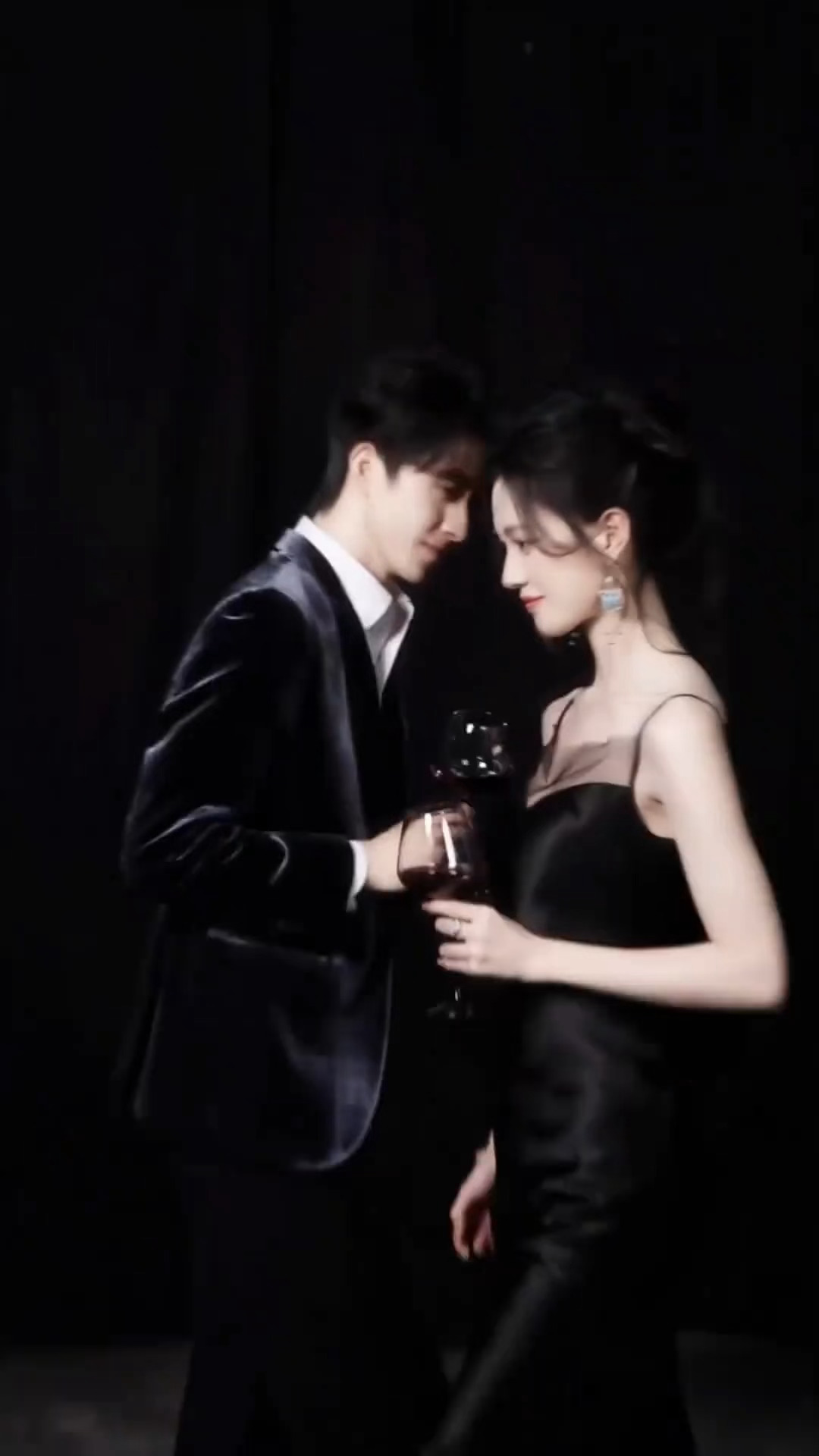 《不二之臣》这个碰酒杯擦肩而过的转场！！🍷敖瑞鹏沈羽洁不二之臣碰酒杯转场 敖瑞