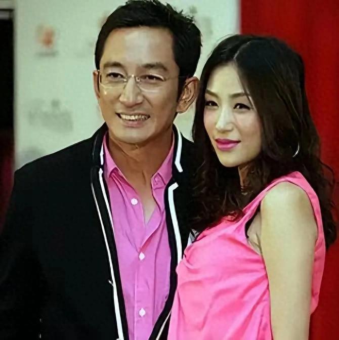 2007年，43岁的吴启华娶了比自己小21岁石洋子，结婚7年近5亿家产被石洋子挥