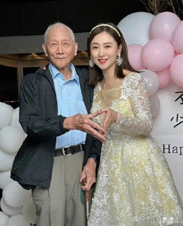 翁虹与老爸高调庆生，穿小黄裙嫩得像水蜜桃，美出新高度 ​​​
