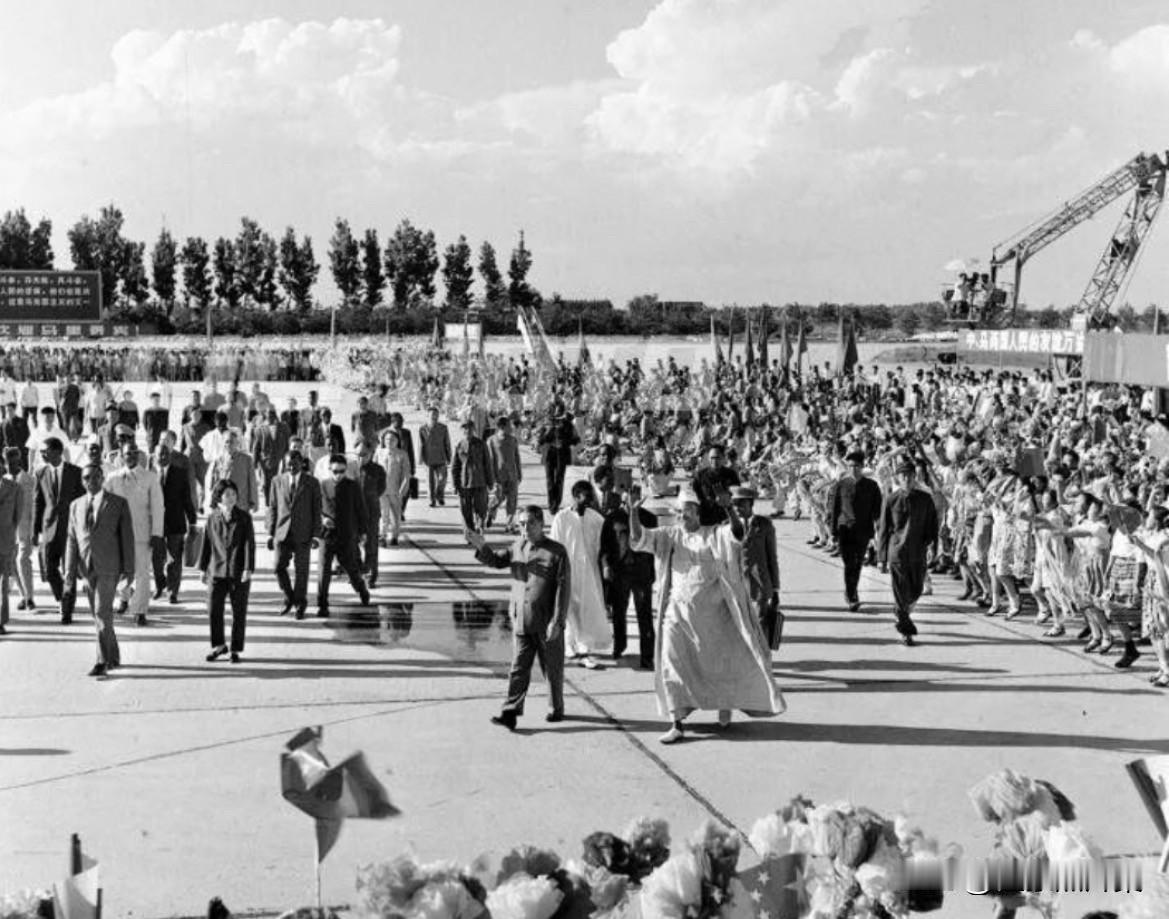 【周总理历史上的今天——6月20日】
1973年6月20日，下午，周恩来总理前往