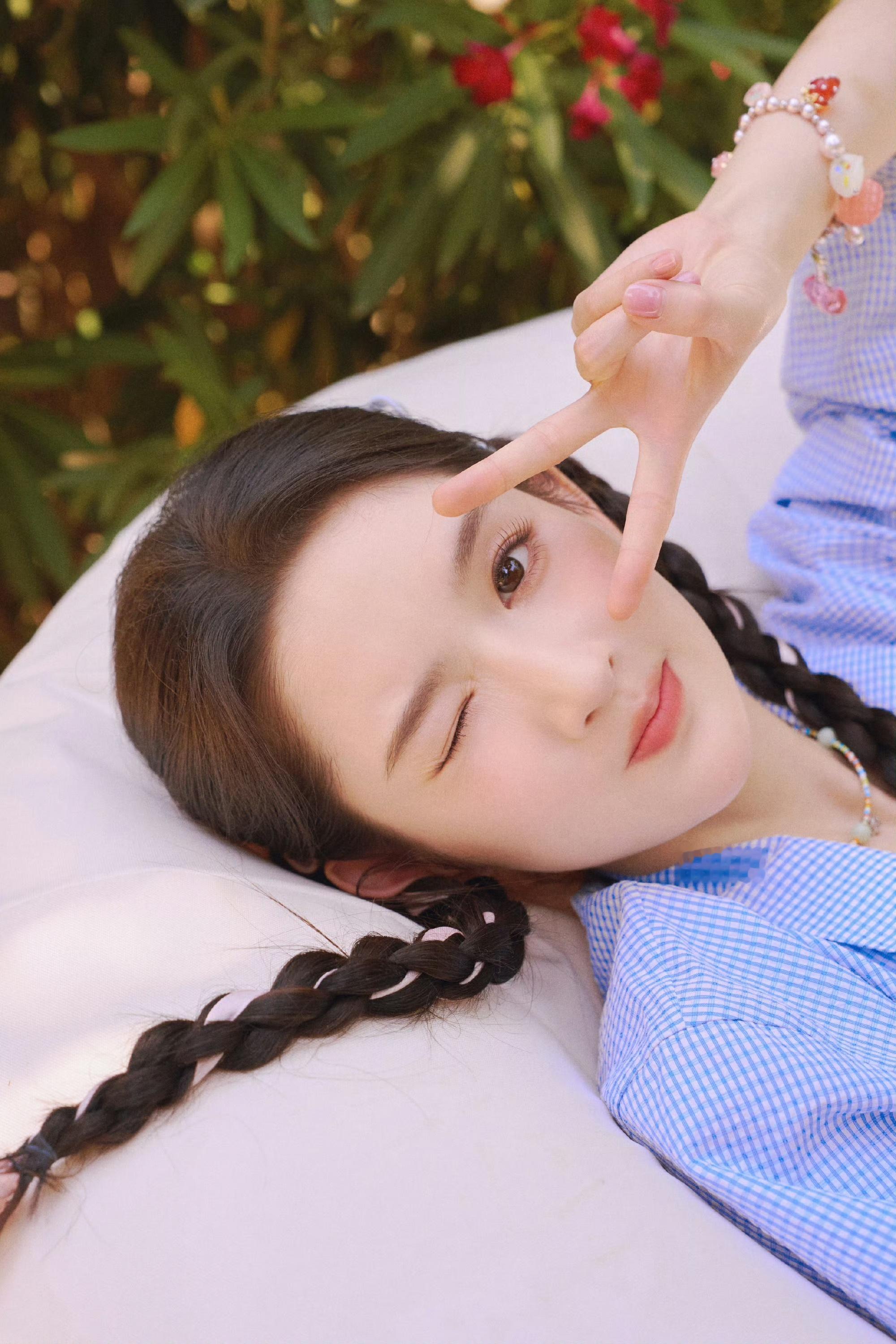 王玉雯现实版灯下黑 王玉雯像极了找东西的我王玉雯上演真实版灯下黑名场面😂苦苦四