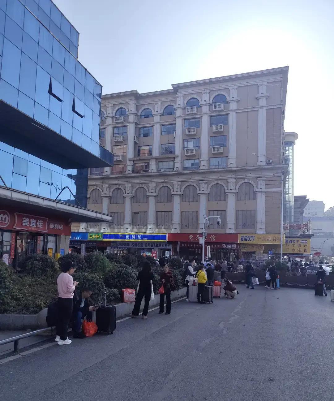 我刷到个帖子，说一个姑娘下班赶高铁，图快上了路边摩托，师傅一路夸她成熟像三十出头