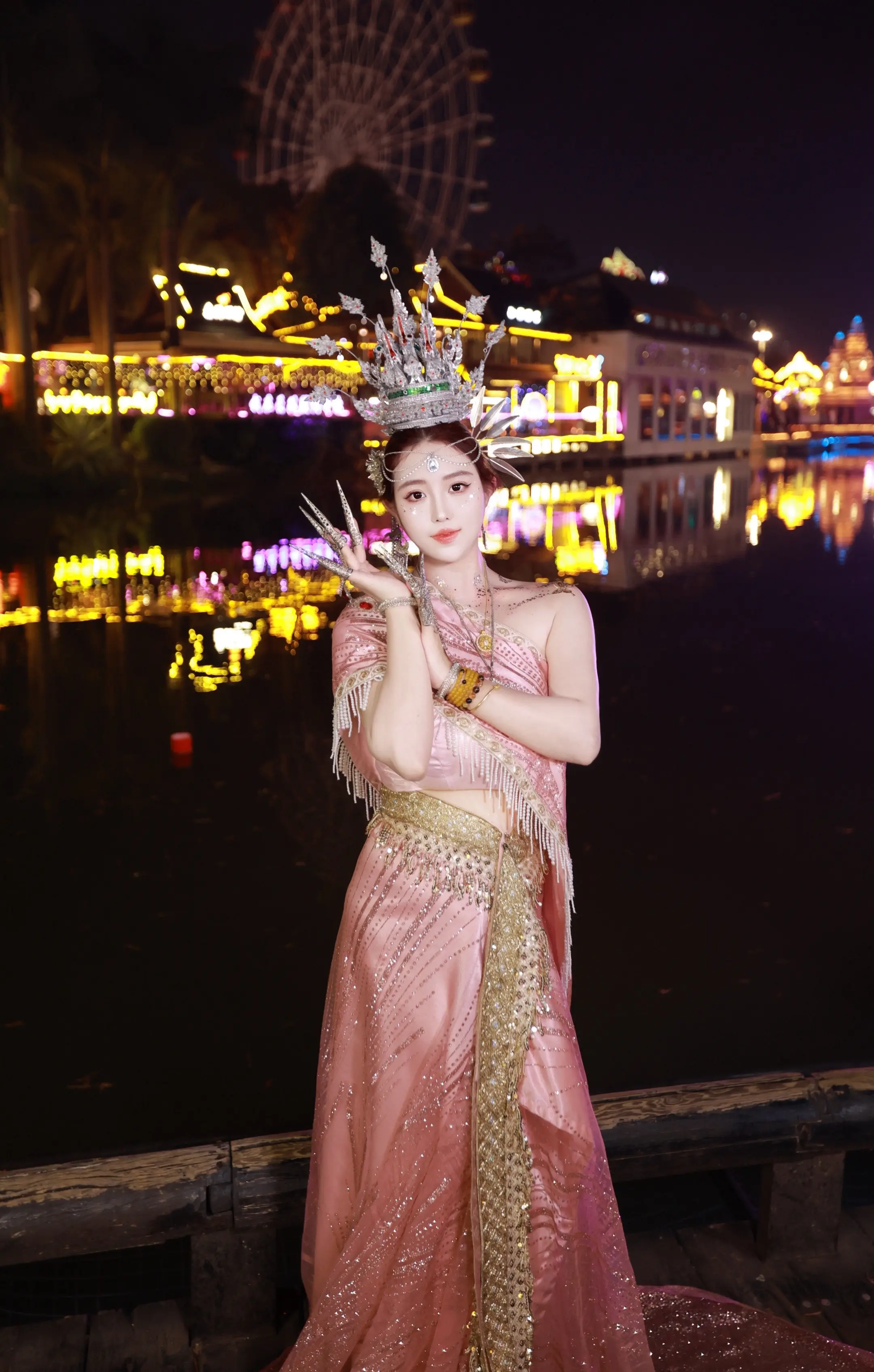 你好，为妃作傣的游客照哈哈 第二次来西双版纳，也是第二次拍这种照片