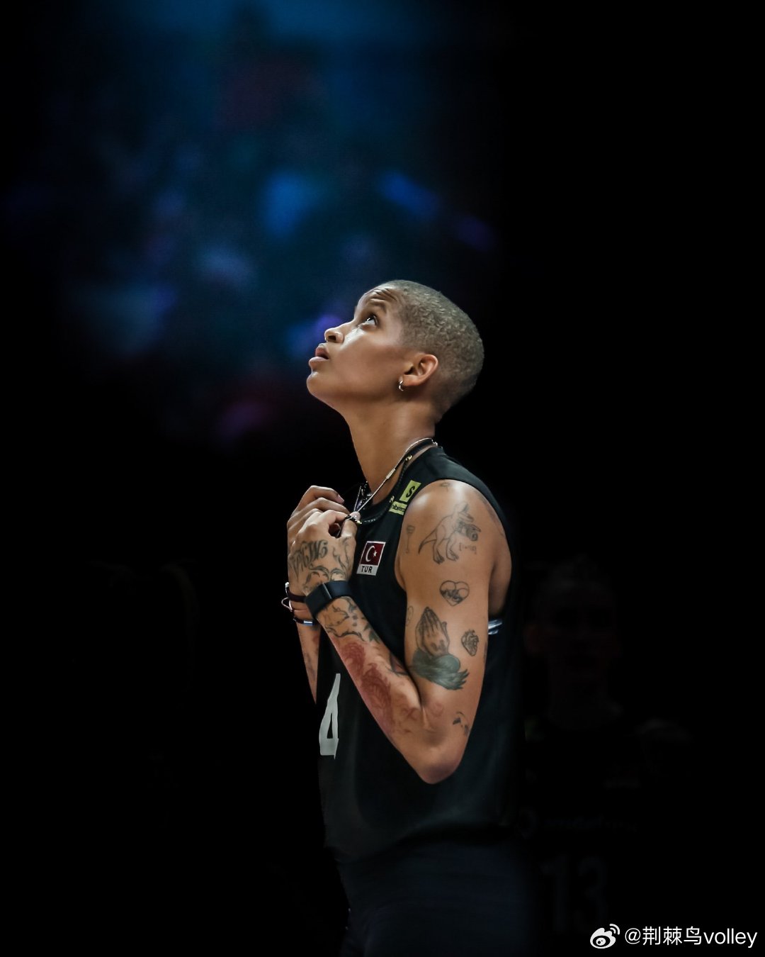 情感比记分牌更响亮。喜悦。不甘。燃烧的斗志。如释重负。在发球前屏息的静默里，在拦