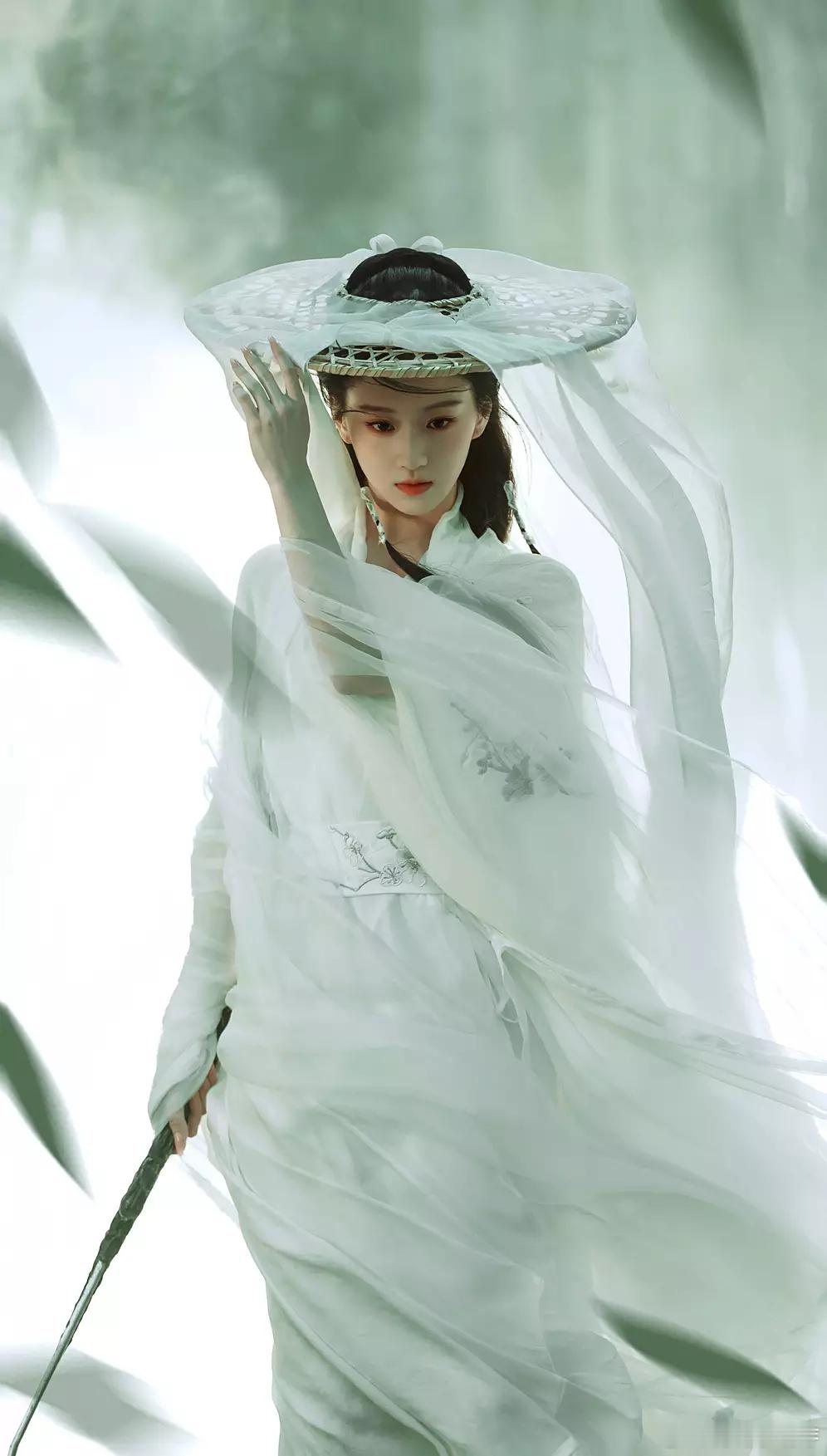 青青娱乐包上恩一袭白衣竹林舞剑 身姿翩跹发带飞扬侠气满满 