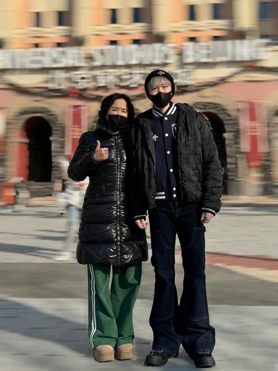 王楚钦祝妈妈节日快乐王楚钦分享与妈妈合影[话筒]发博：今天是母亲节，也是任女士成