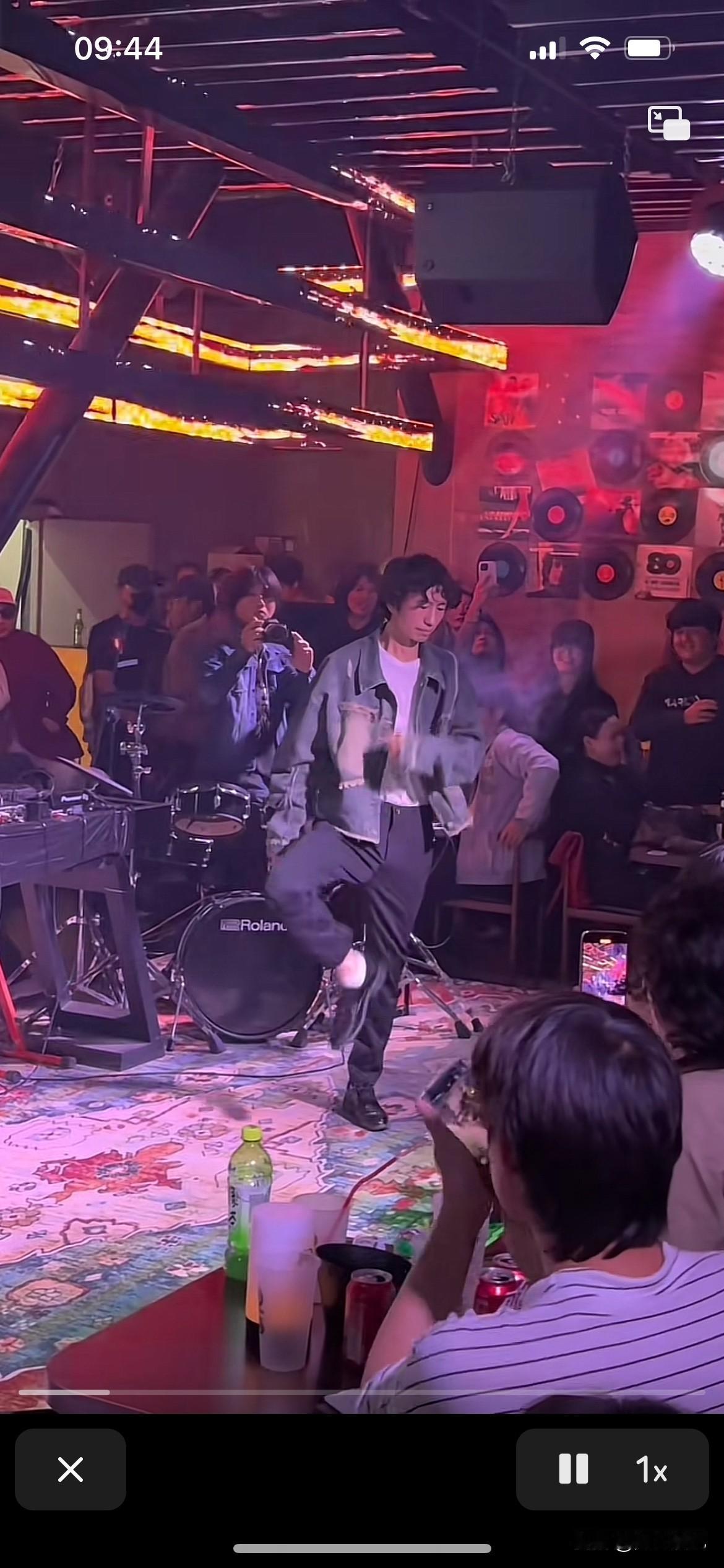 庞麦郎老师就是以一种幽默搞笑无厘头的风格给大家带来快乐，就像周星驰的少林功夫好野