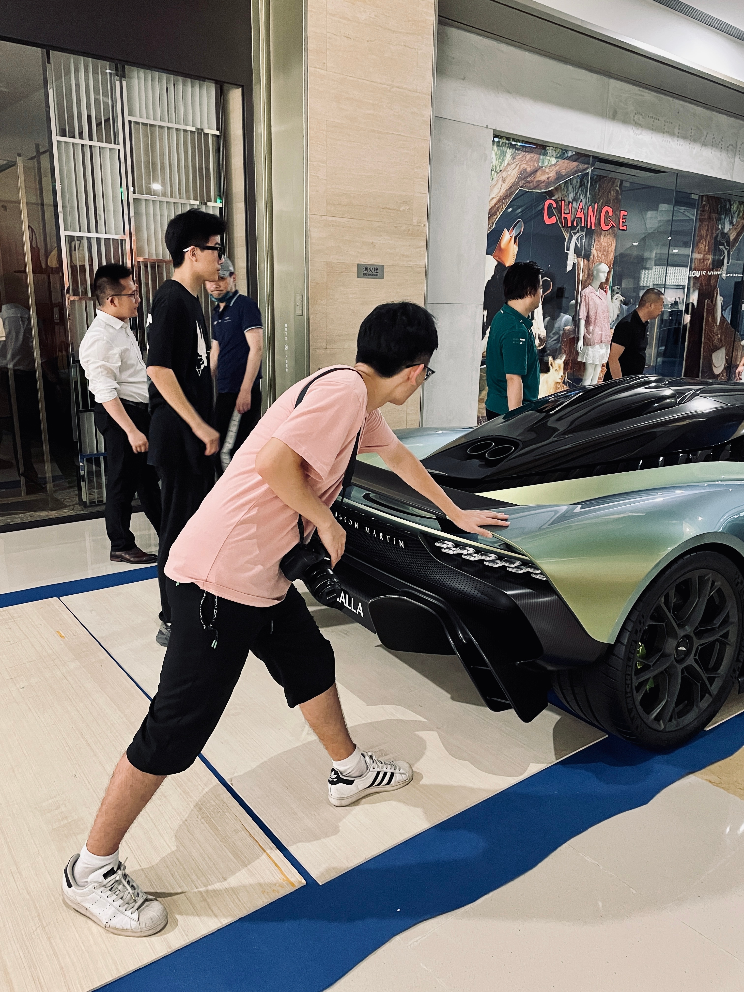 晚上跟杭州的老板们一起推Valhalla 🫨推着推着路边还经过了一辆红黑陶瓷布