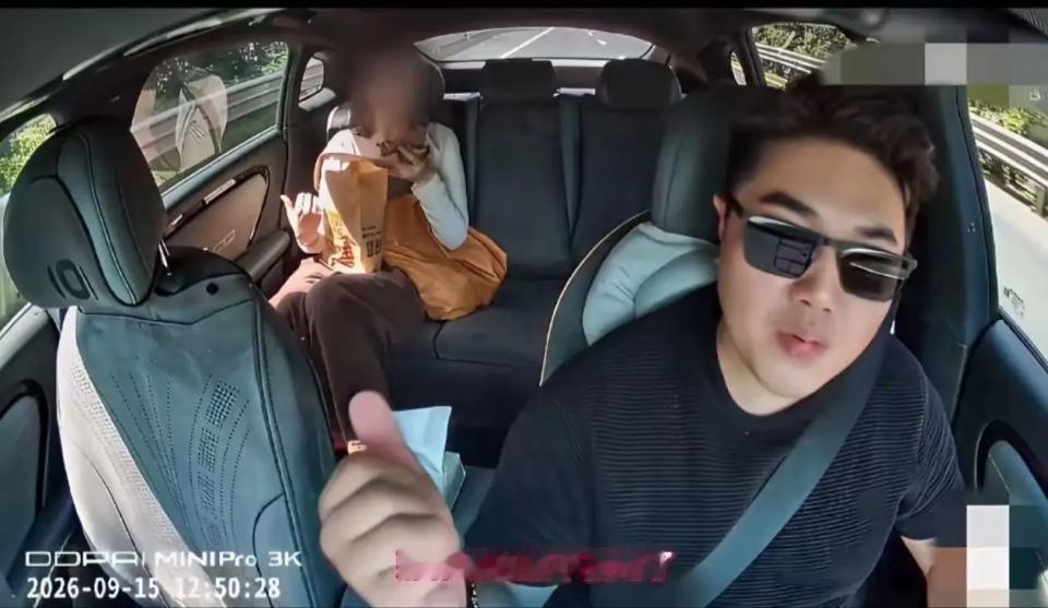 结局让人没想到！女子网约车吃汉堡，司机忍无可忍爆发，网友却一边倒支持……

事情