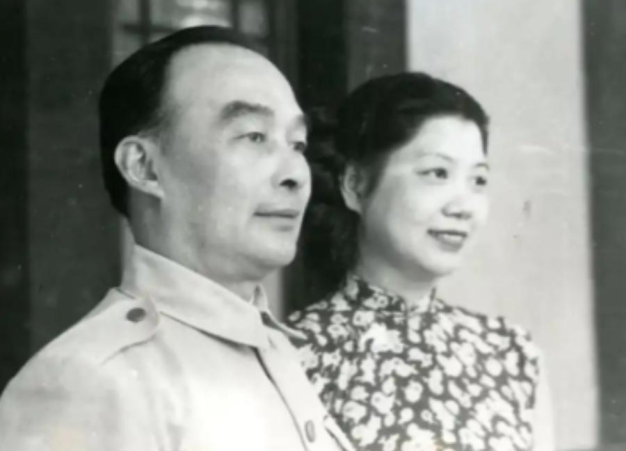 1947年，51岁的胡宗南娶了小他17岁的戴笠情人叶霞翟，其实他们两人早就暗生情