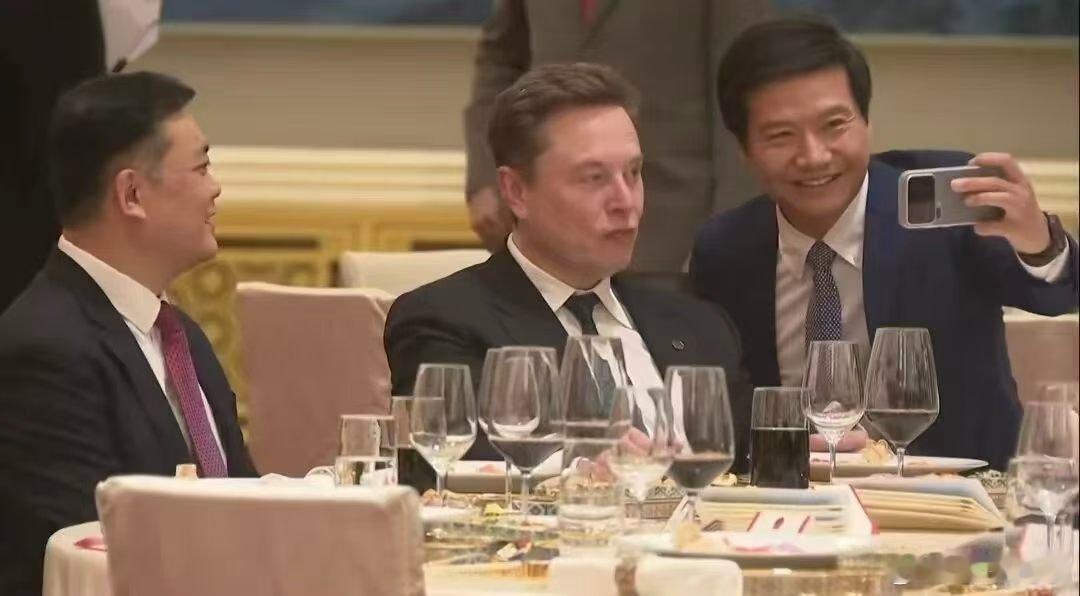 发布会上各种吊打，私下还是朋友。生意场没有永远的敌人，只有永远的利益。 
