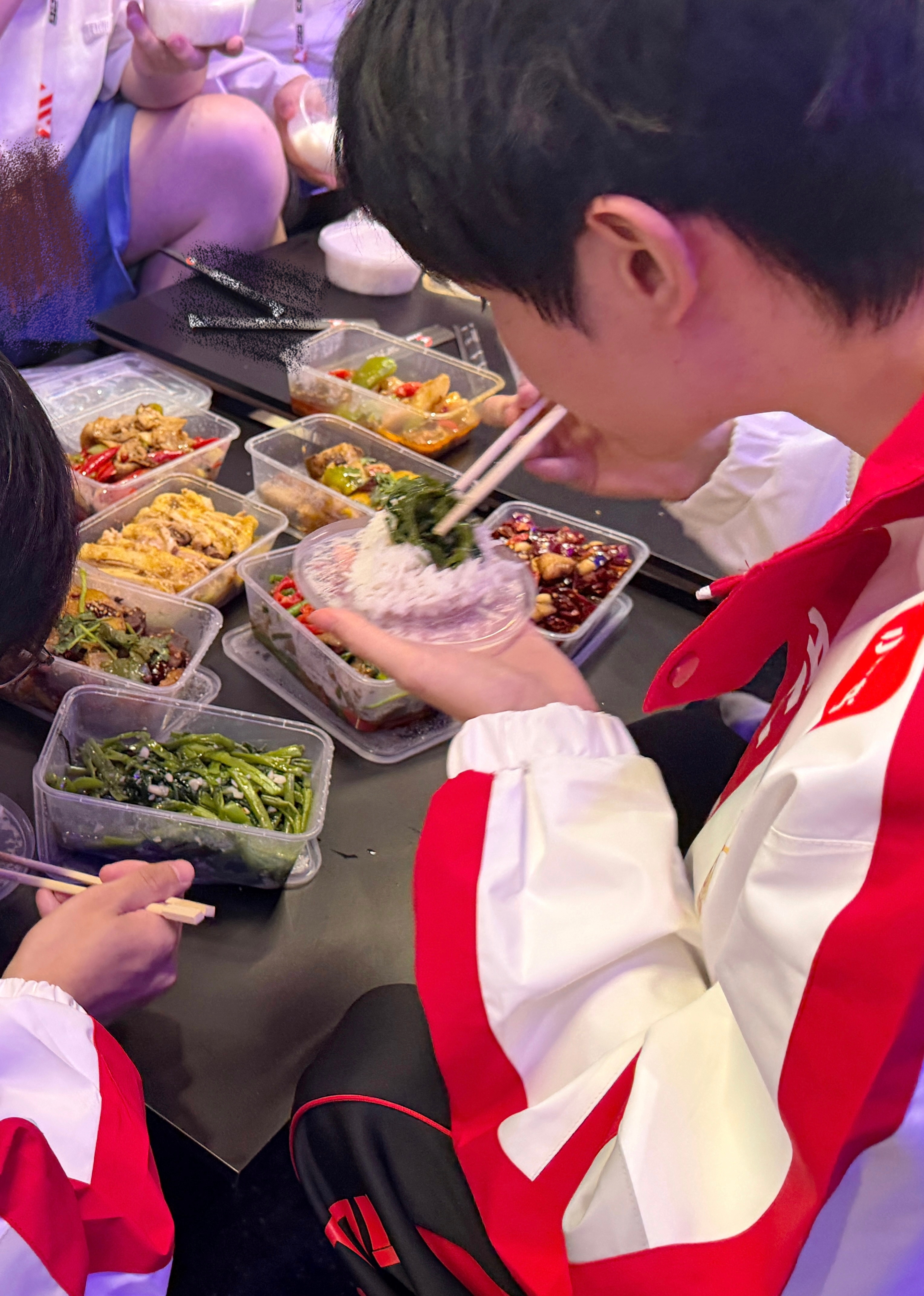 健康餐还没到但肚子饿于是诺诺自己拿了个小盖子装饭狠狠炫了青菜 怎么这么萌啊😣 