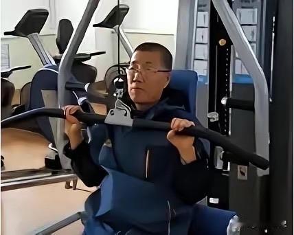 2000年，哈尔滨一个26岁小伙意外离世，他的心脏移植给了57岁的杨孟勇。没想到