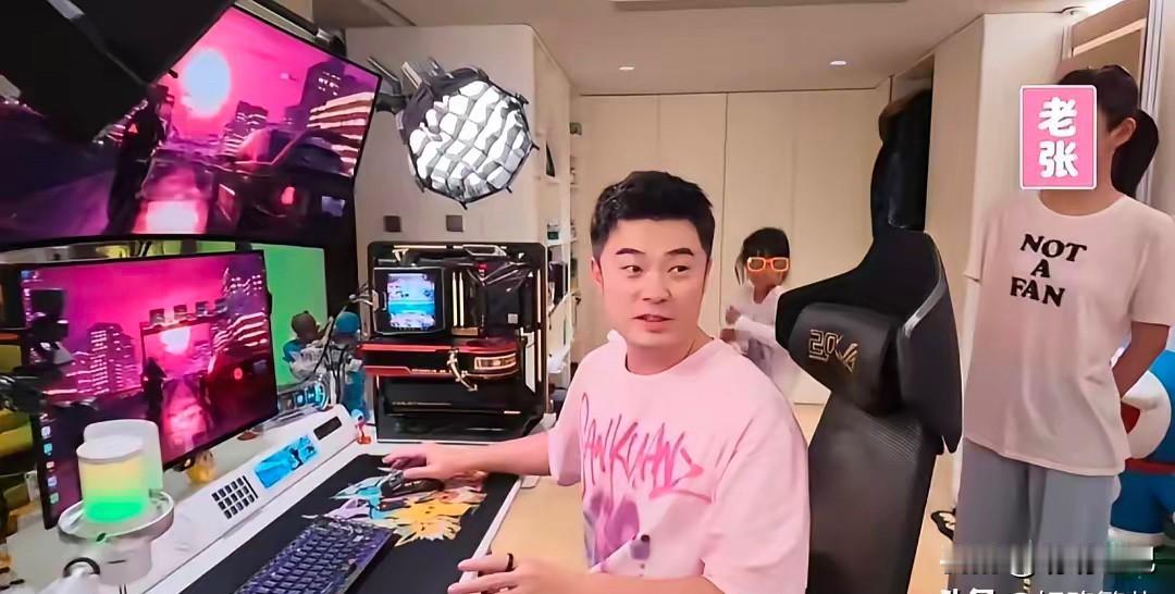 陈赫是真不差钱！8月15日，陈赫在社交平台晒出了自己全新改造的电竞房。开门就是一