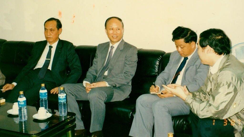 不愧是总台精品短剧，看剧还能看到真知识，深交所的旧时代与新时代交替，有人砥砺前行