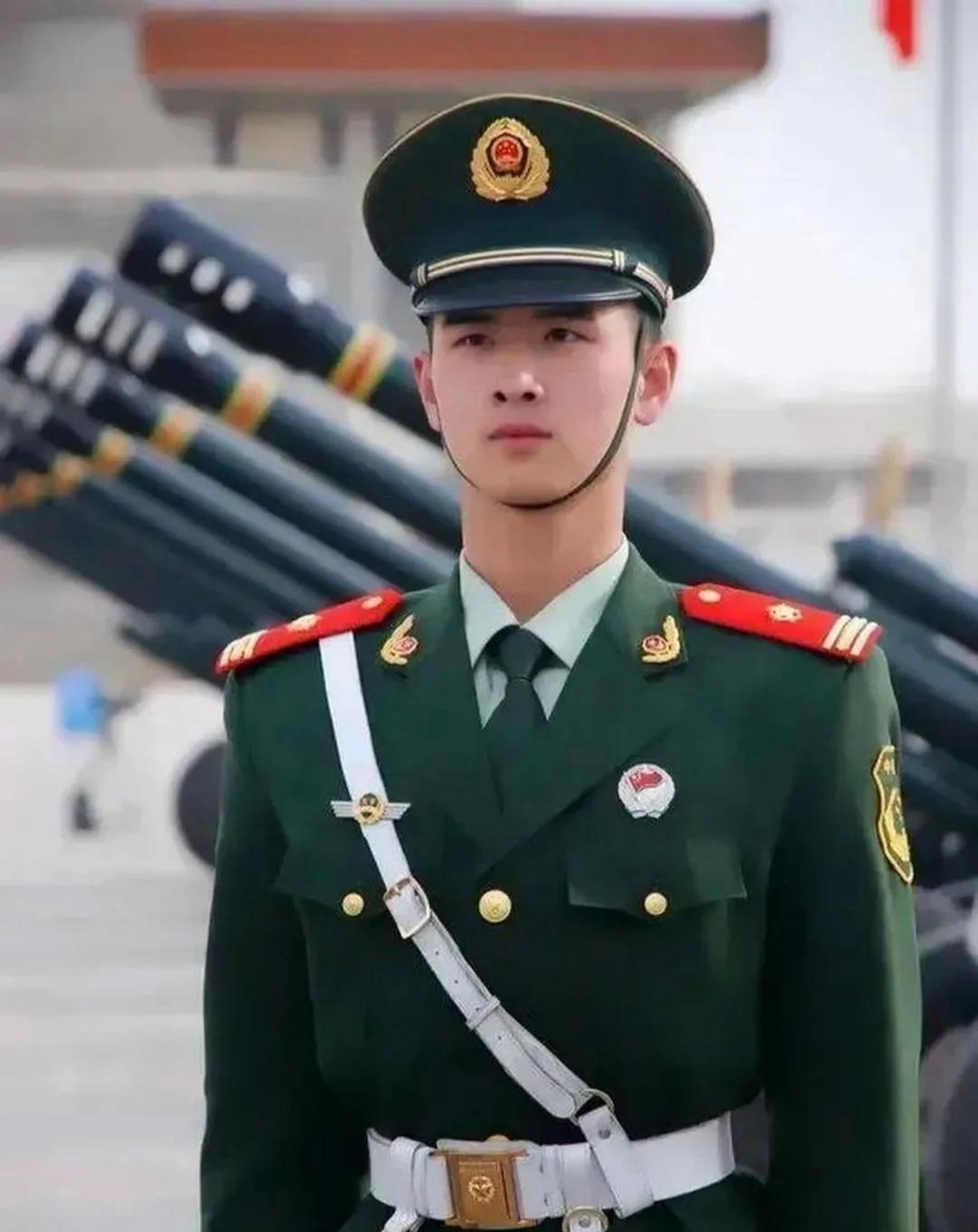 有个朋友在西藏快退伍了，面临两难：150万安置费和每月8200元稳定工作。我给他