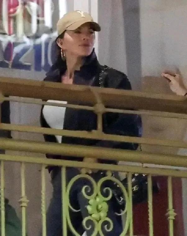 近日，劳伦·桑切斯现身公共场合，一副春风得意的样子。
贝索斯没在，彪悍保镖相随。