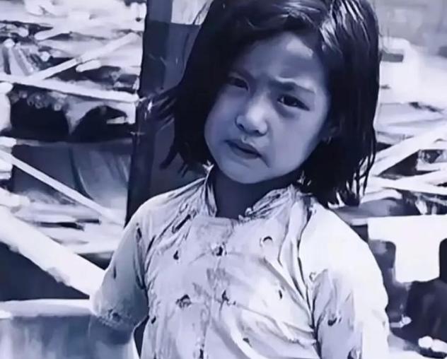1937年，一16岁的姑娘落入了日军魔爪，鬼子一脸奸相，当场就要强行施暴，危急关