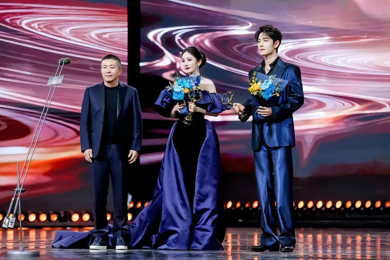 [吃瓜群众]微博终于把微博之夜的“座位风波”说清楚了，幂[玫瑰]和战[加油]都是