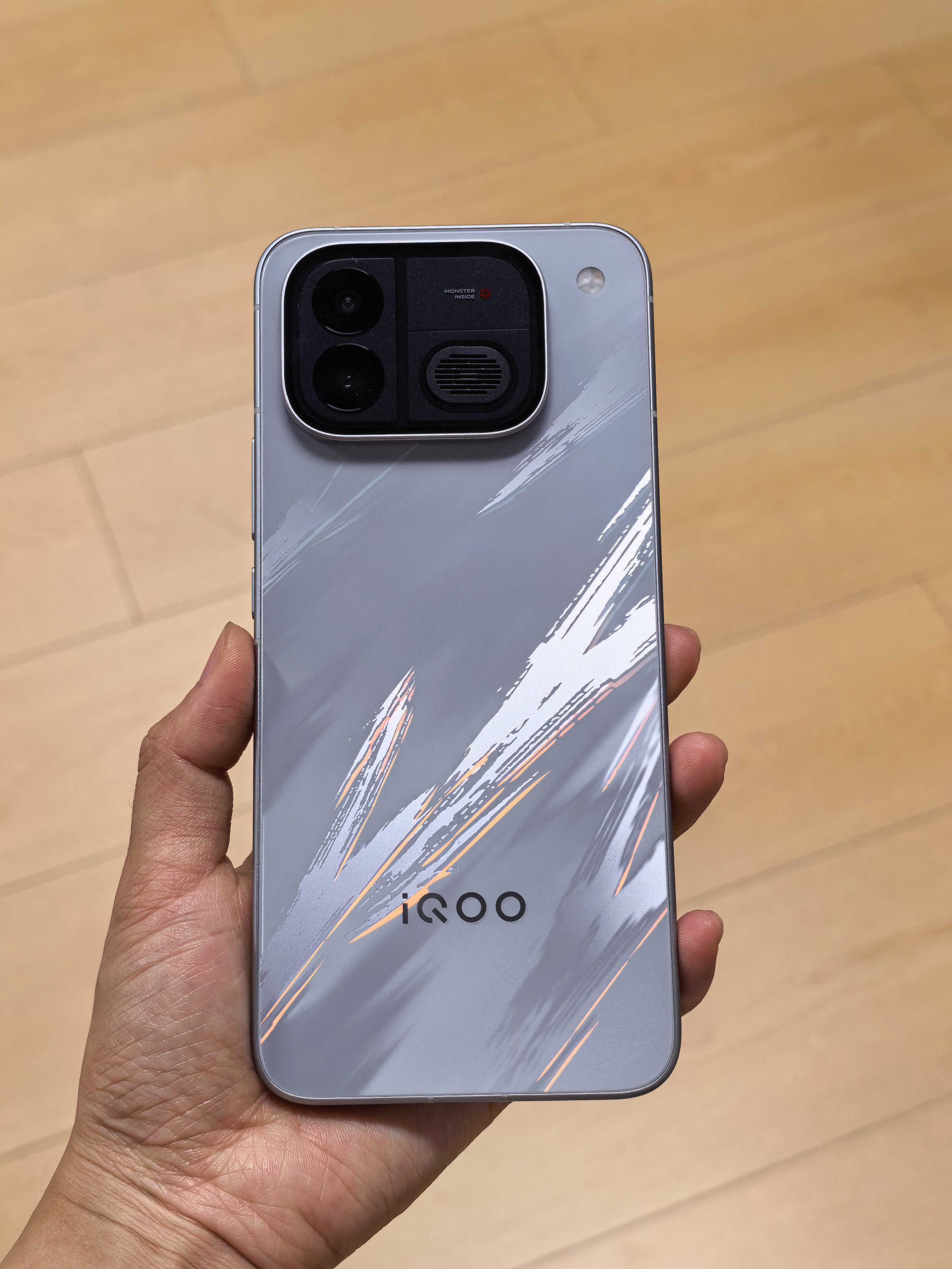 iQOO Neo12上手很满意，2K+185Hz 高刷观感丝滑，自带风扇长时间玩