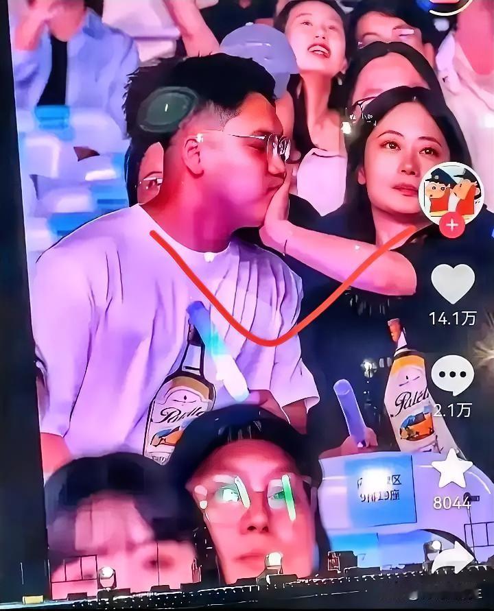 萧敬腾演唱会那场求婚闹剧，看得我脚趾扣地。

那男生确实冲动，选在人堆里表白，搞