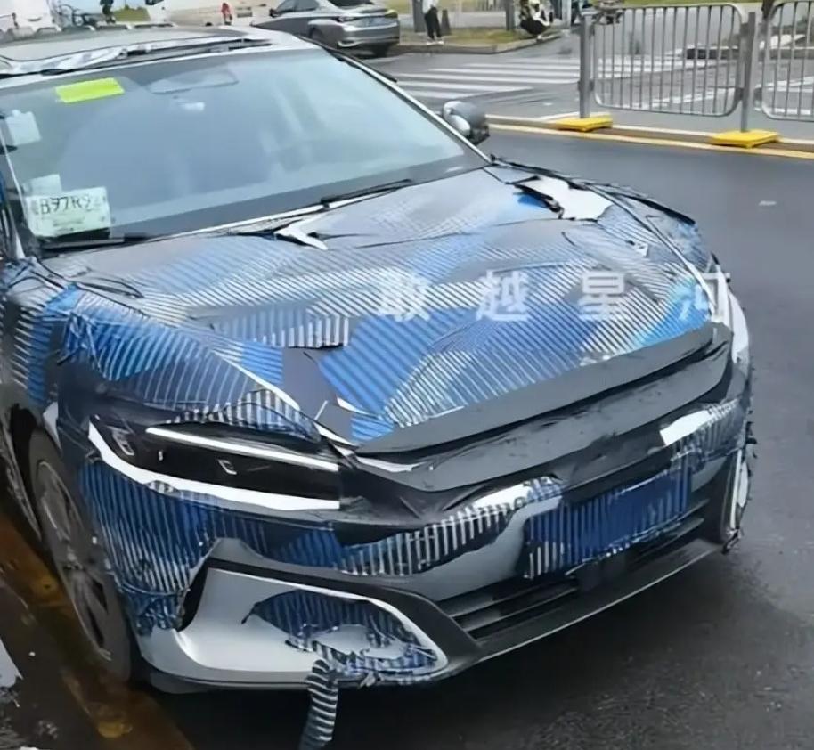 2025款汉L谍照出来了，小米SU7又增加一员强劲的竞争对手，要掰掰手腕了[捂脸