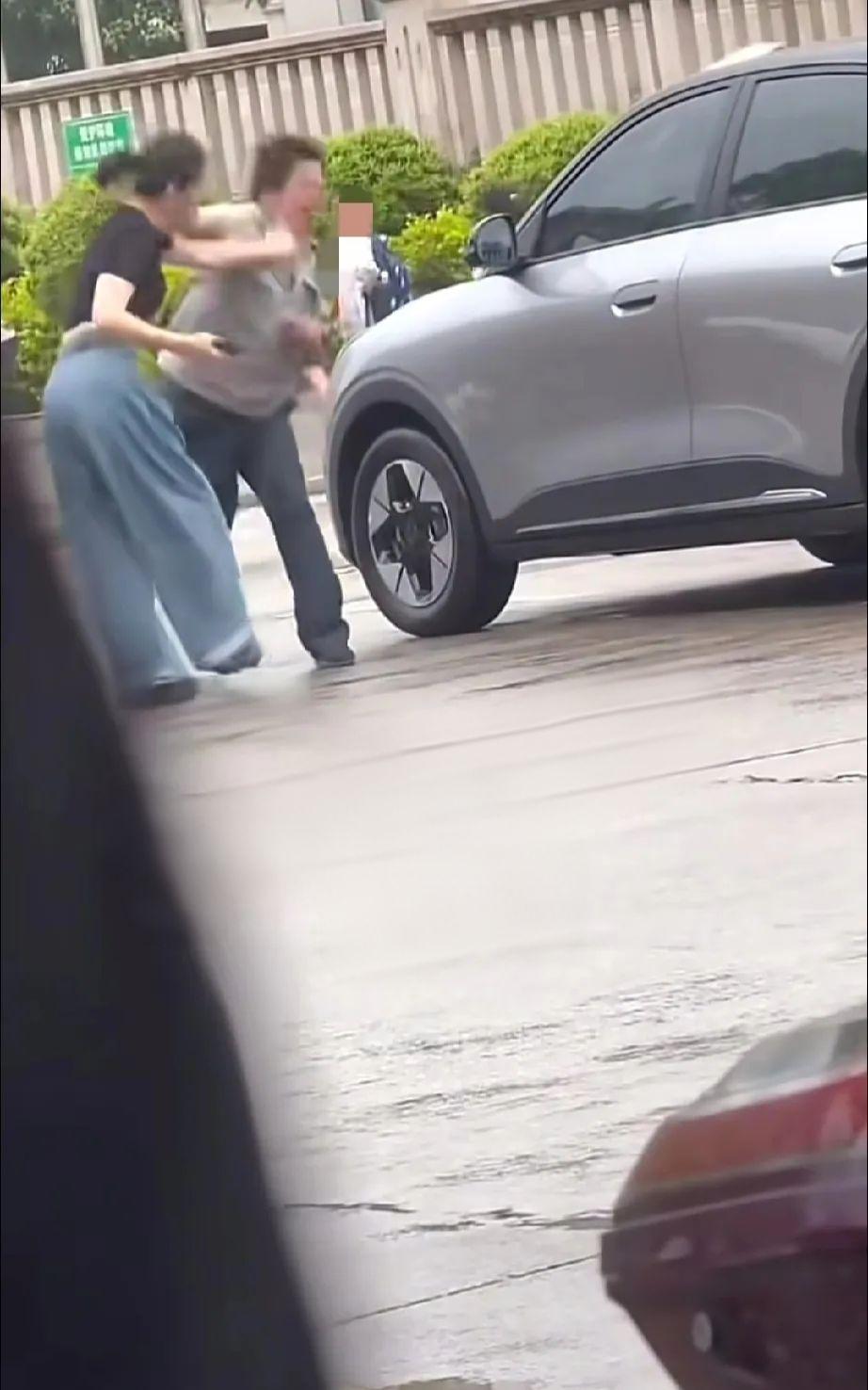 这下出名了吧！
不仅保安公司知道了，
全国人民都知道了！

这名保安做的太过分了