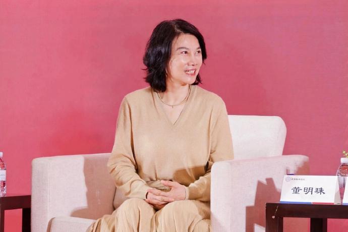 董明珠直言，不用格力的洗衣机和冰箱，那就是你犯的错误。“我那冰箱可以节能，同时蔬