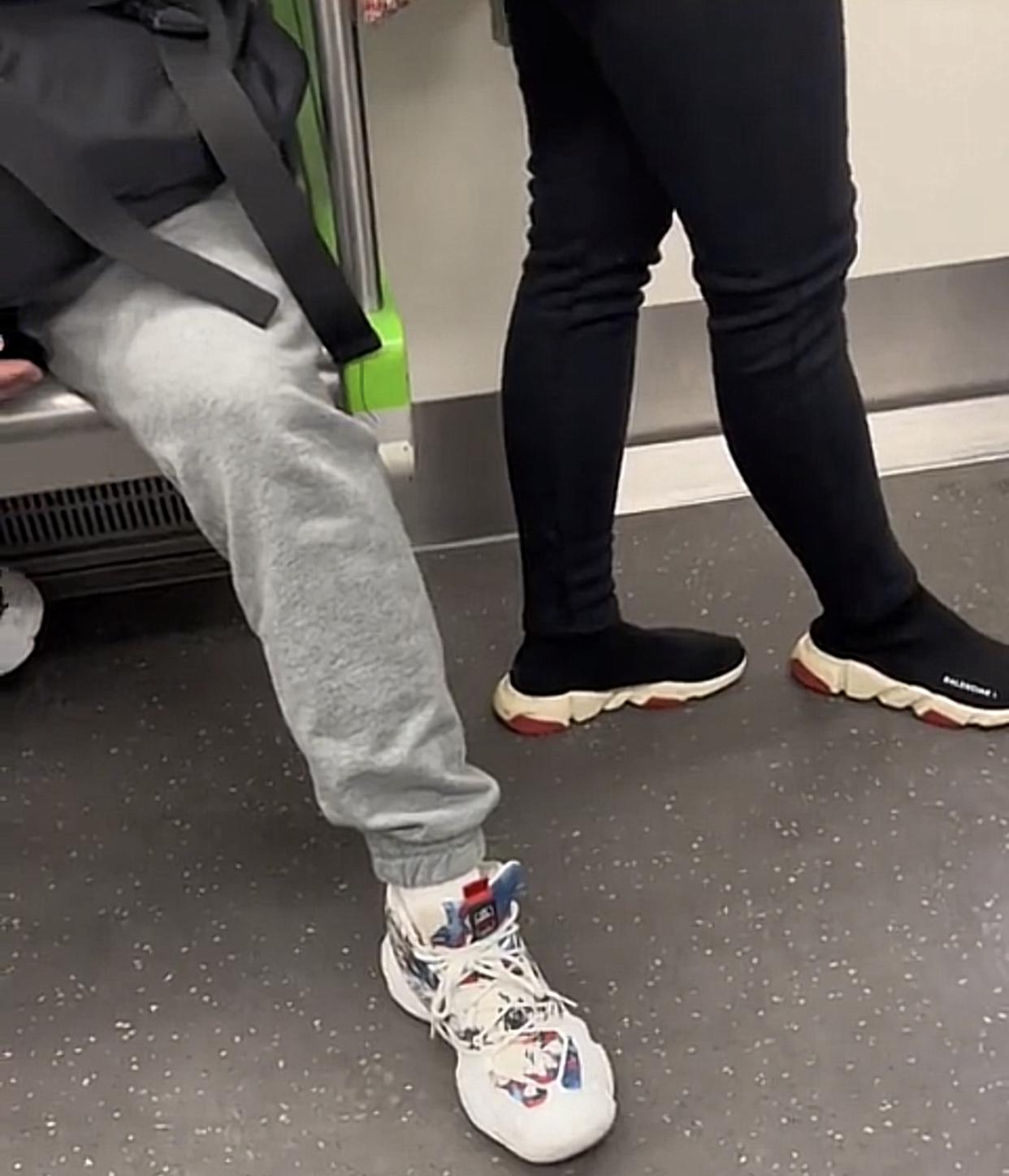 尴尬了！今天坐地铁18号线，全车厢就我和另外一个女的穿皮鞋，车厢清一色波鞋。
