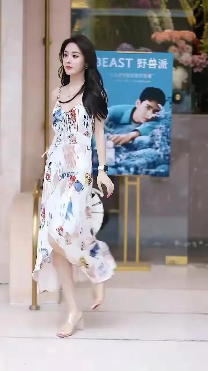 印花长裙、羡慕死人！
最近，重庆街头一花仙子，可赚足了路人的眼球！
她身材苗条、