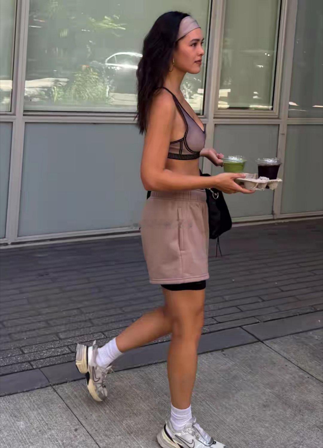 张敏钧晒温哥华街拍，穿背心衣大秀凹凸有致身材，好像母亲钟丽缇 ​​​