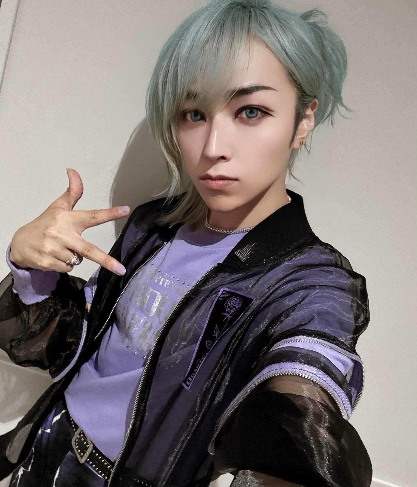 蓝。为了这次的概念，以及全力以赴（虽然总是全力以赴！）背负着你站上舞台比以往任何