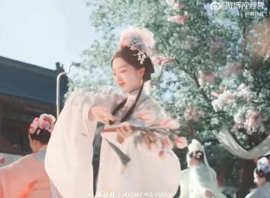 邓恩熙新剧美人一大跳 看花开锦绣能够感受到角色的魅力，邓恩熙诠释的傅庭芸，明媚娇
