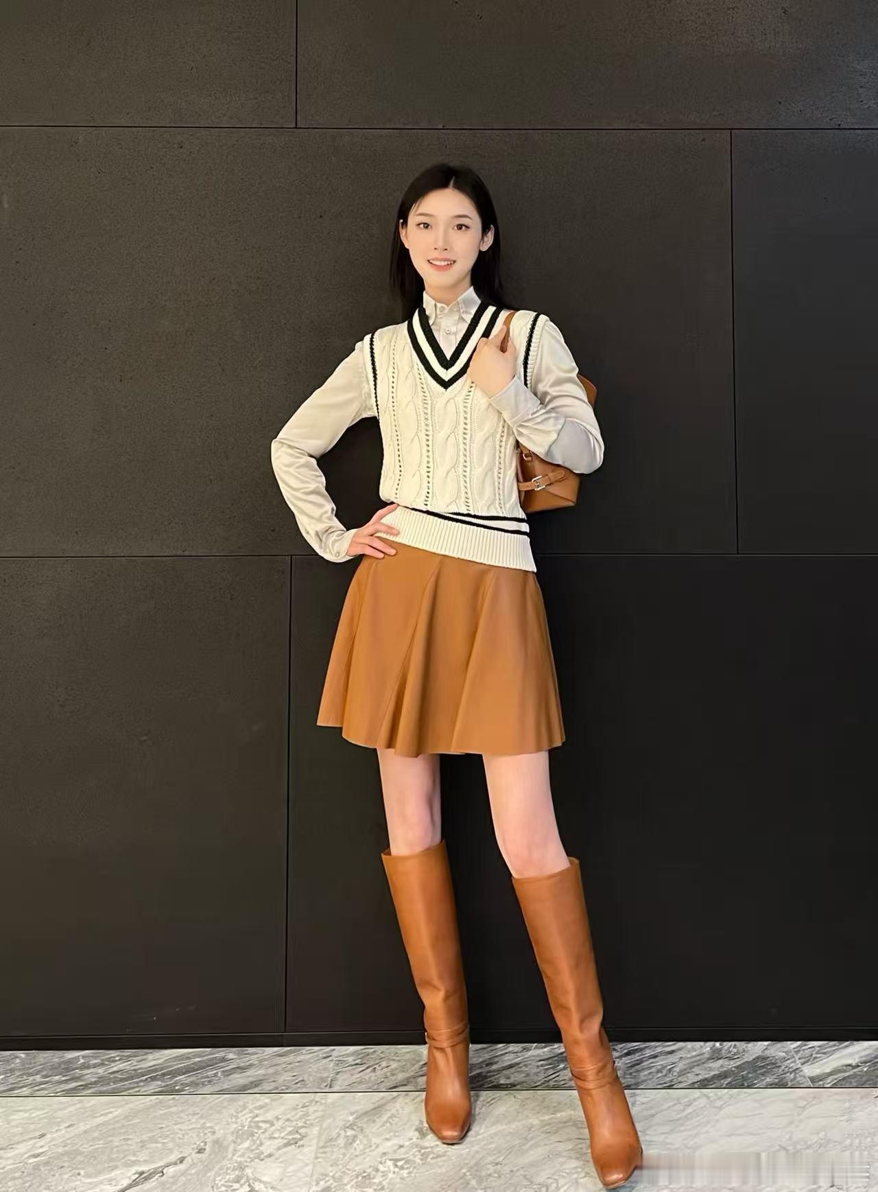 R**L紫标系列针织马甲，奶白色搭配祖母绿色撞色条纹，学院风满满！羊毛羊绒混纺，