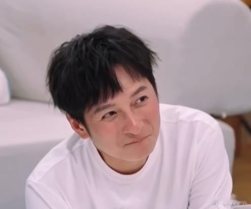 李维嘉曾在日记中吐槽何炅：以前他只是喜欢唱歌罢了，可是现在对于练歌房的热爱，达到