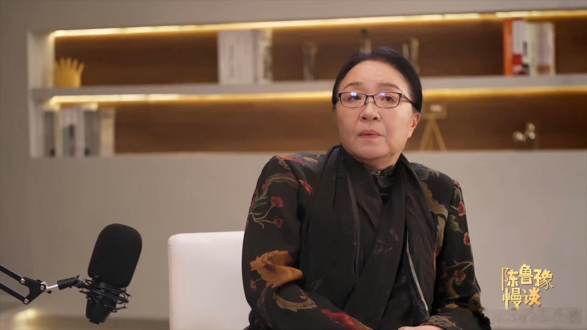 没想到鲁豫和戴锦华采访时都哭了！戴老师谈父亲突然离世的刻骨伤痛，鲁豫感同身受忆亲