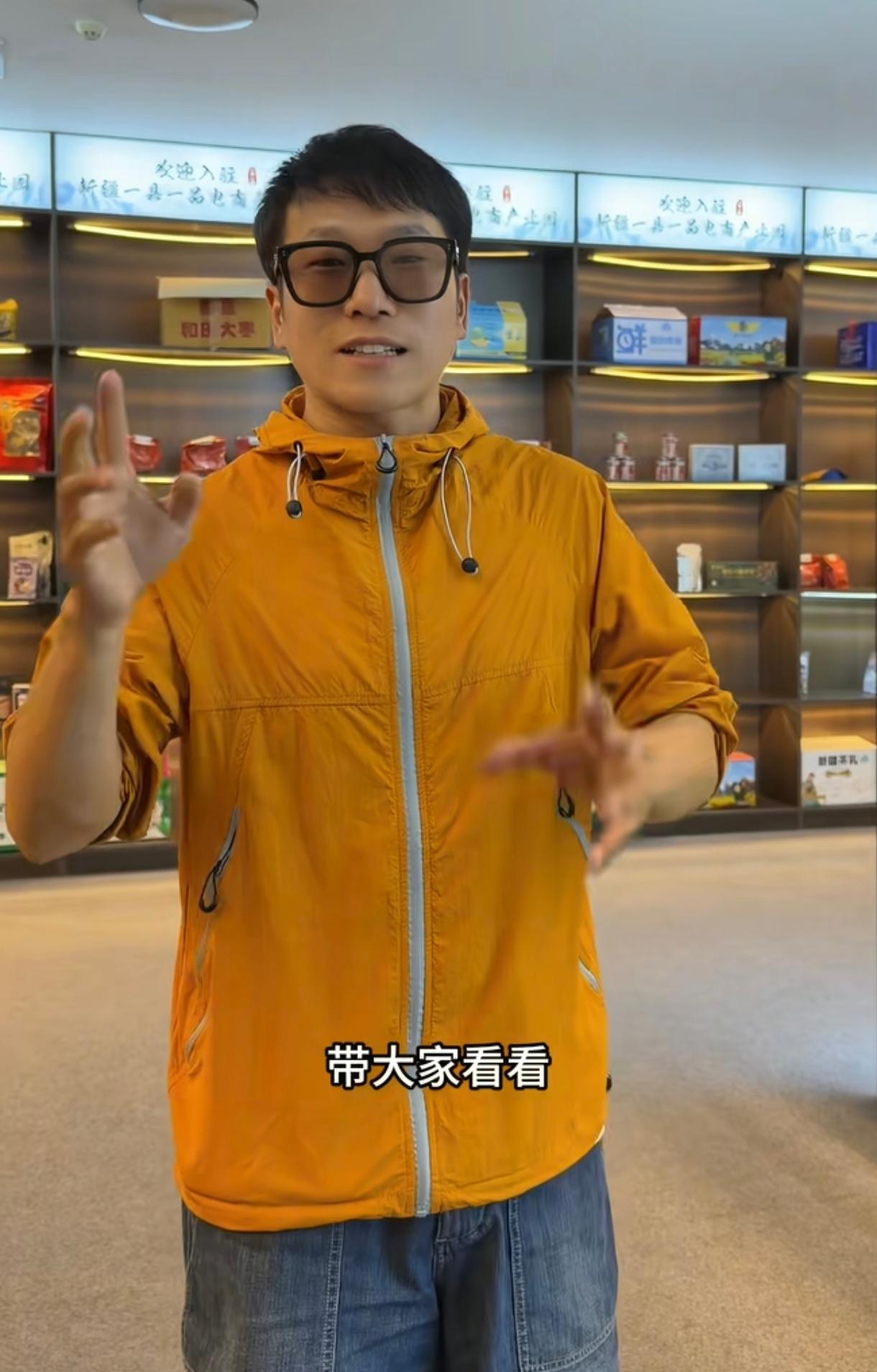 明明从东方甄选离职后个人直播带货能力竟然直追甚至超过了在原公司上班的时候。我原本