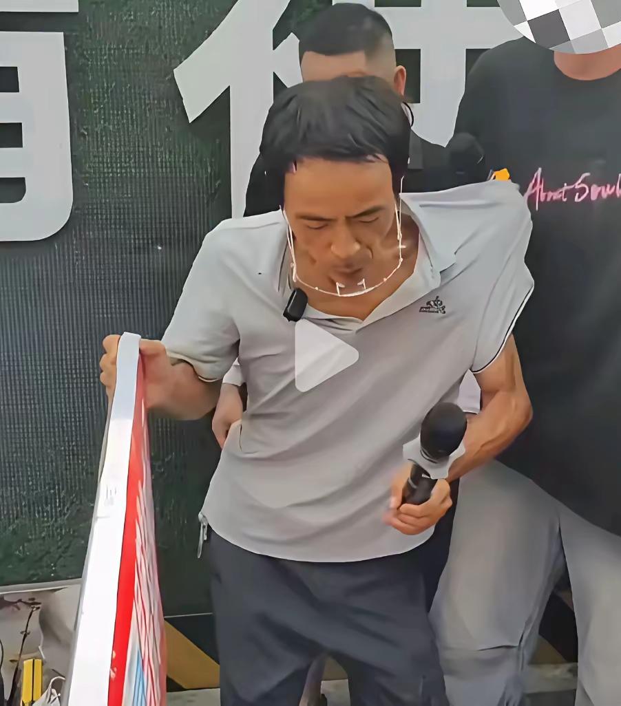 鸡排哥已经出现了黄牛党。排队号码的价格已经炒到了150元。
这世界已经癫成我不认