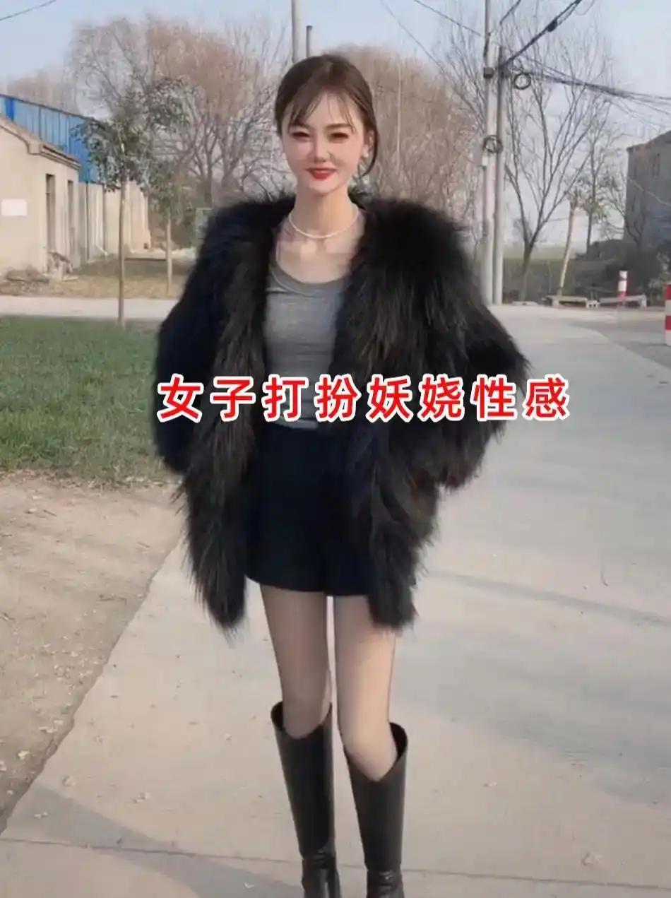 穿搭精致被乡邻非议：审美不该被年纪和环境绑架？
 
安徽乡下的乡间小路，一位女生