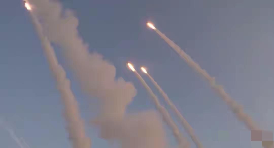 凌晨猛轰！伊朗+真主党联手，以色列50+目标挨炸
 
当地时间3月12日凌晨，中