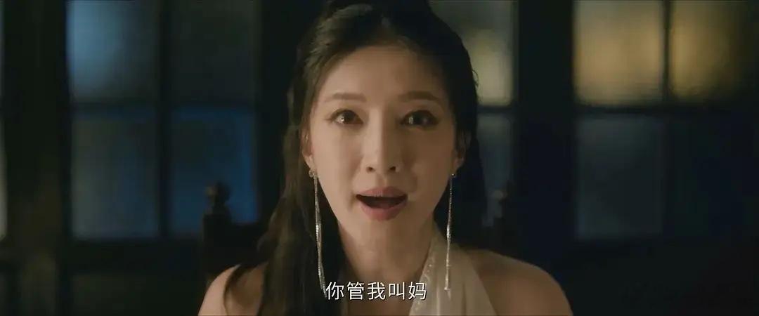 我真的没有认出来这是江疏影，不是这张脸变了，是她坐在对面切牛排人任重喊她妈“给一