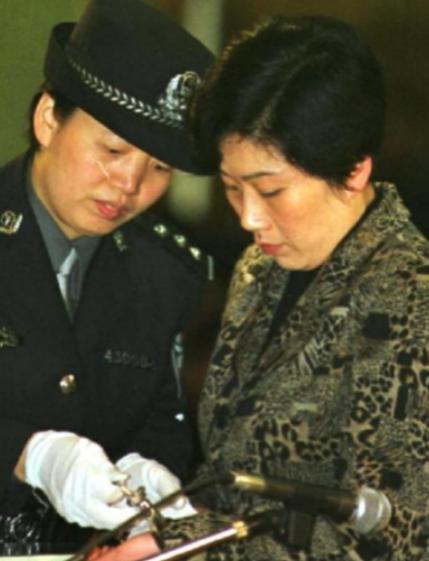 2001年，湖南“女老虎”蒋艳萍被判死刑之后，她还在想尽办法逃脱牢狱之灾，在就她