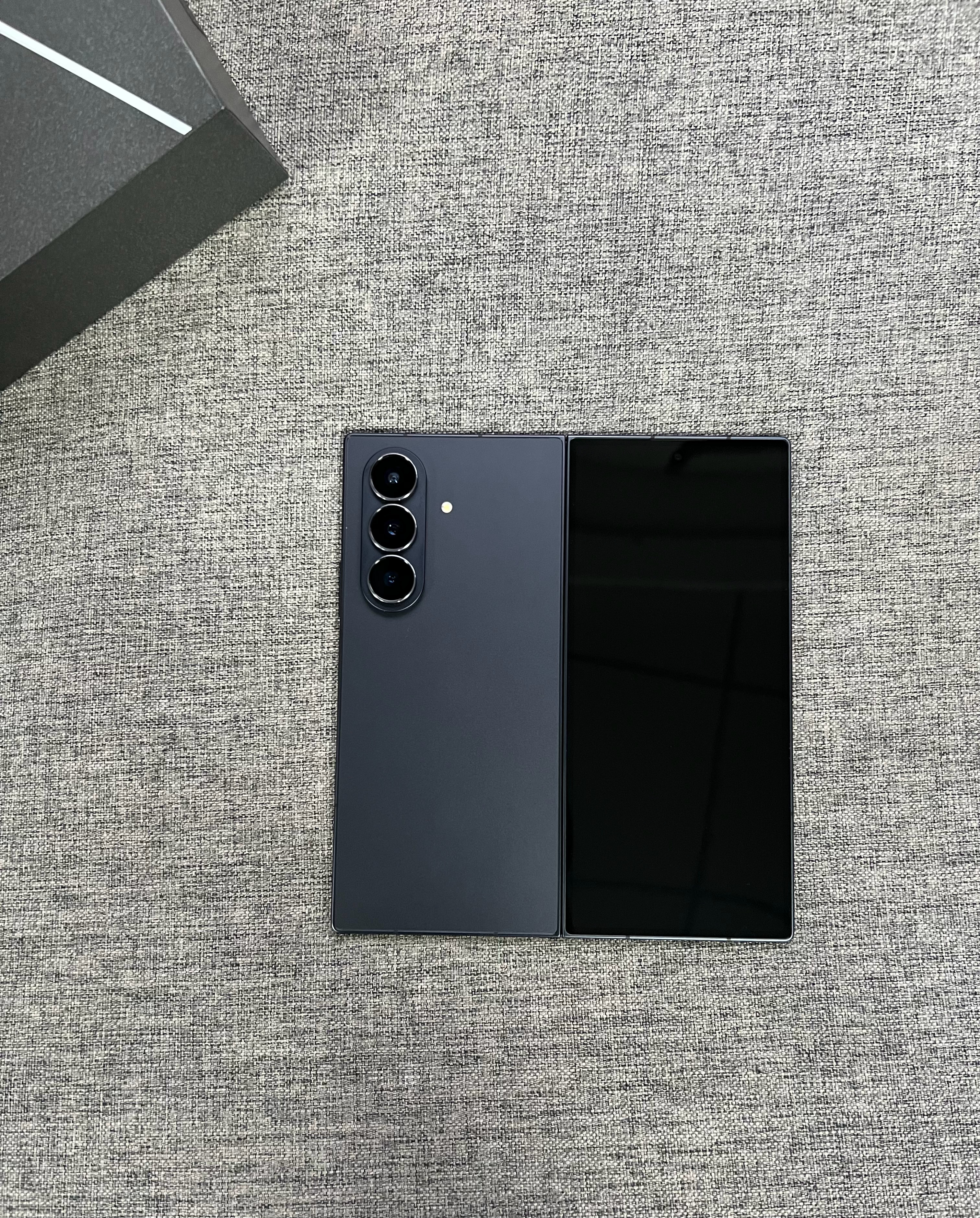 三星Galaxy Z Fold7 12+512G 秘影黑，屏幕完美，仅充电口处细