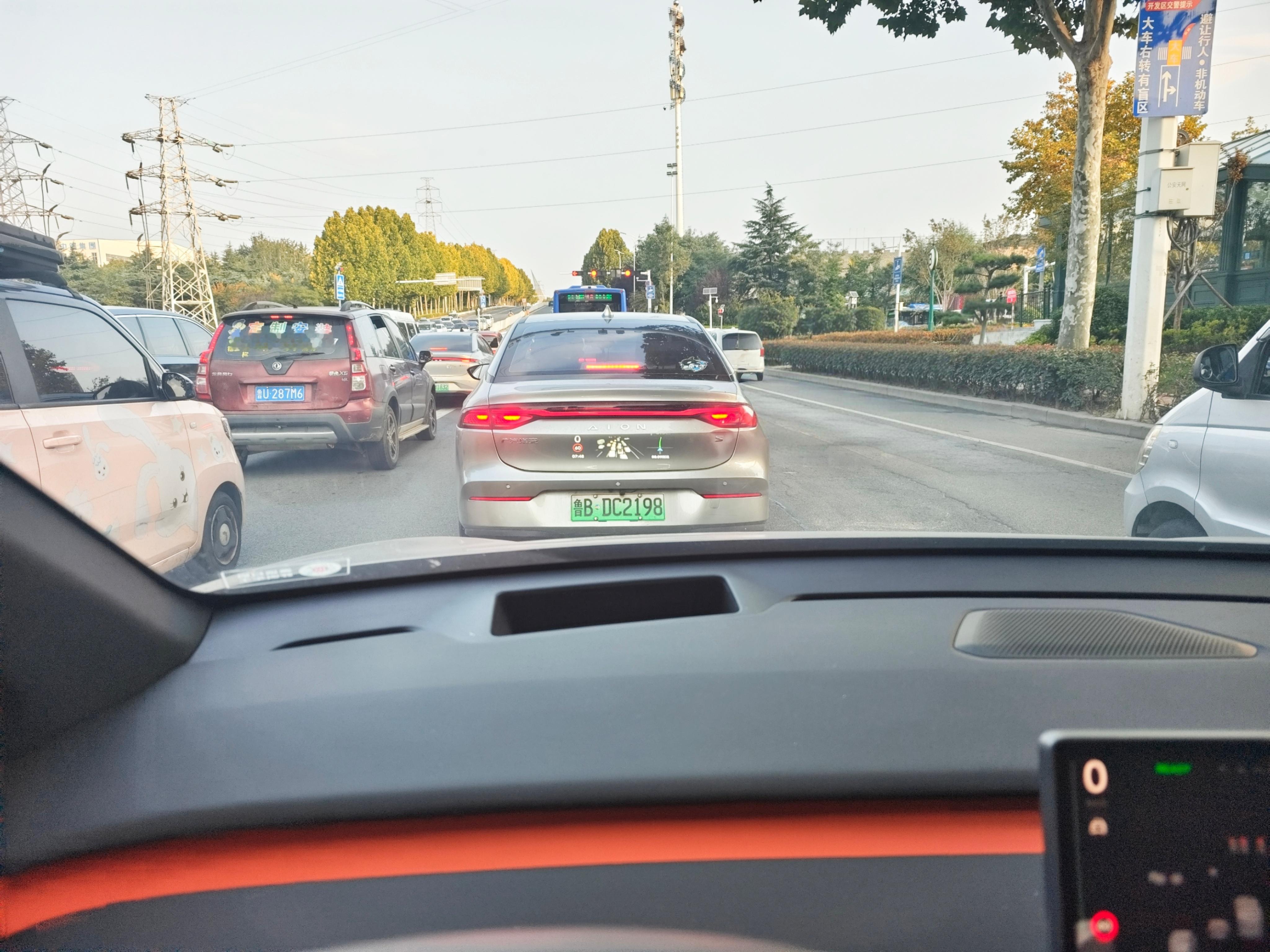 新能源汽车普及后，至少有两个很容易被忽视的好处。第一个就是外循环，以前油车多的时