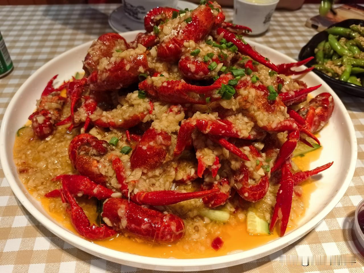 原来小龙虾🦞属湖北潜江的好吃啊？！感觉夏天是吃小龙虾的季节，第一次吃到个头这么