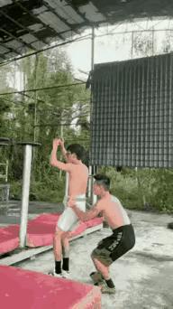 这并非AI生成的画面，而是南派舞狮的训练场景，这可是日积月累的成果。在看台上看表