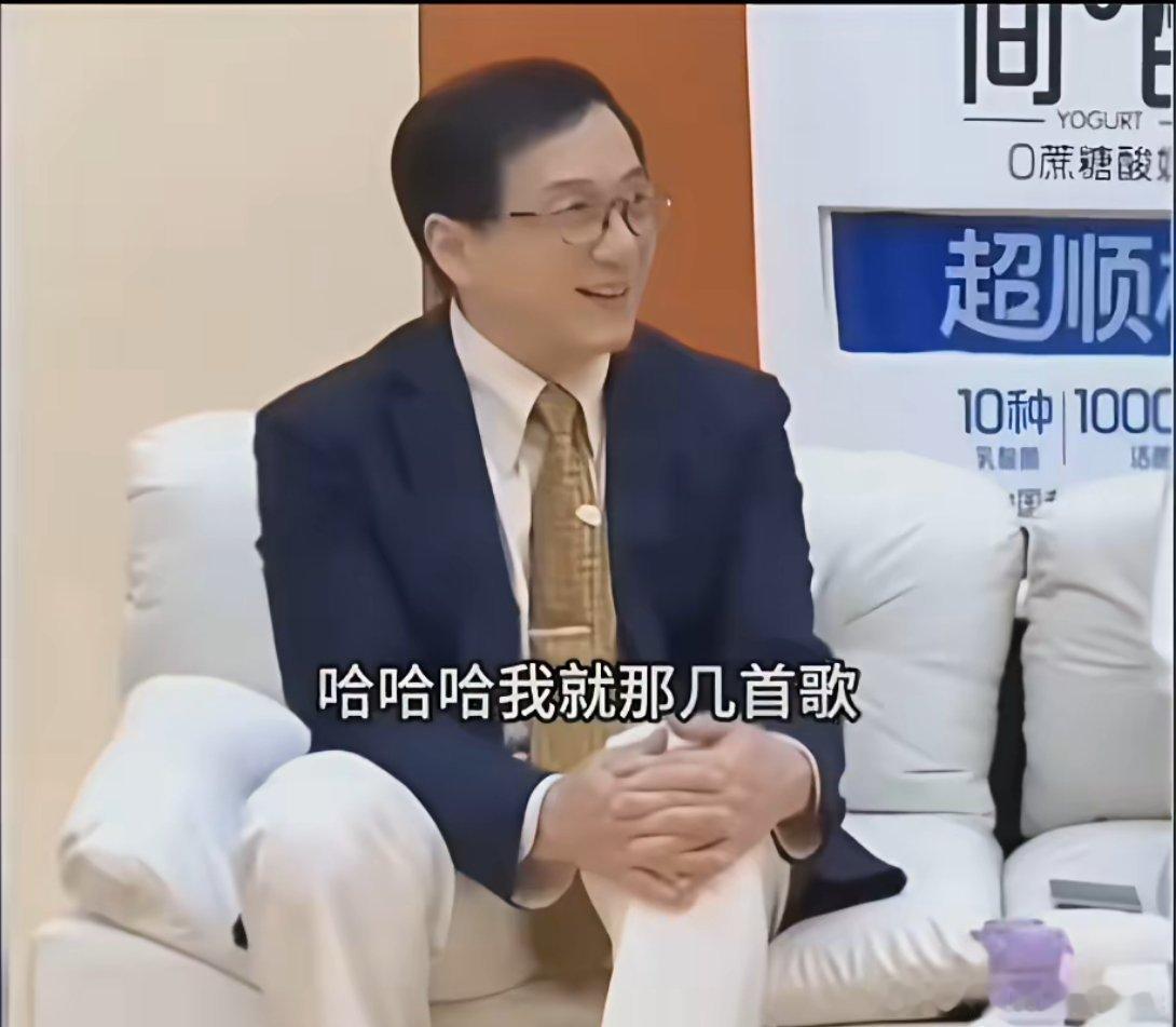 还得是老一辈的艺人比较谦虚有礼你们看以前成龙大哥最火的时候以前他被采访，怎么不开