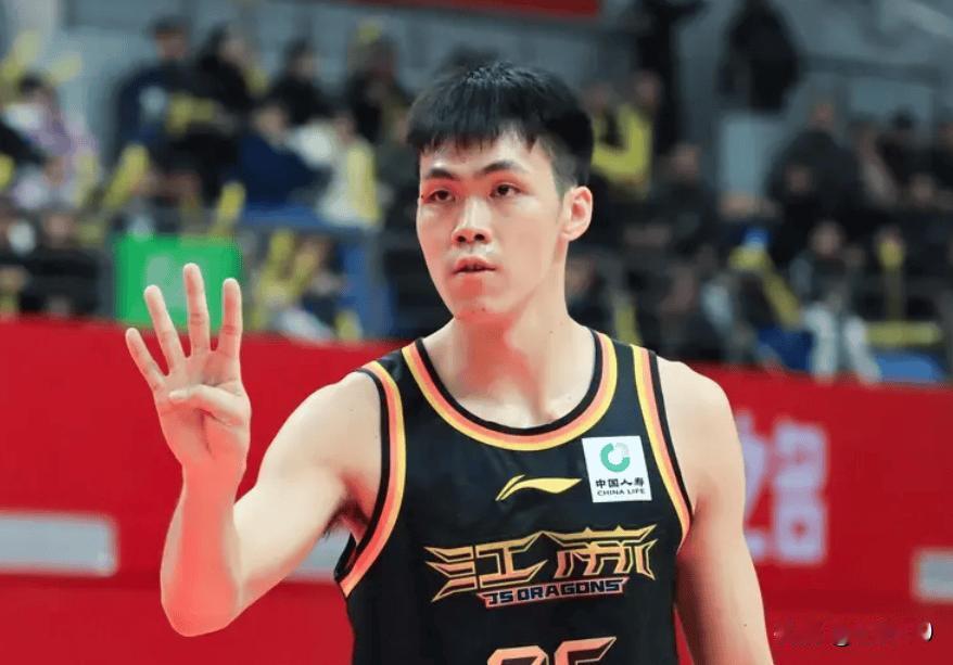 贺希宁这场轰下43分，个人进攻确实炸裂，得分能力毋庸置疑。但他出手过多、球权高度